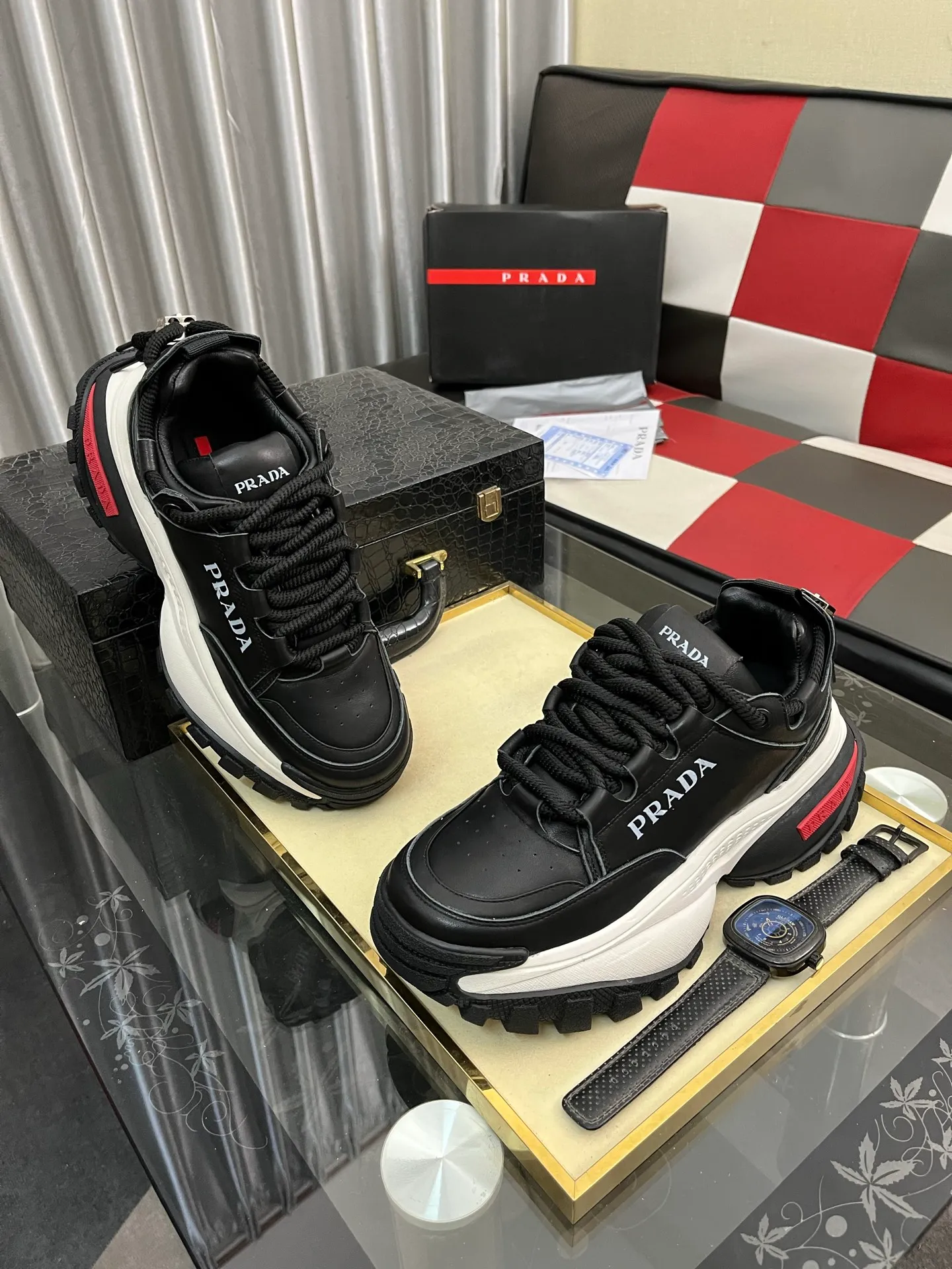 Men's shoes 💰: 800⌚️⌚️🔝High version The new PRADA (Prada) counters are launched simultaneously. The new men's shoes and 😘fabric are selected from first-layer cowhide and are made by pure handicrafts. Lining: Full cowhide lining. 👍🏿 High-end ☄️ air-cushion molded anti-slip rubber outsole, exquisite lines, simple and elegant, comfortable and high-end for leisure travel. Code number: 38 to 443️⃣Colors available
